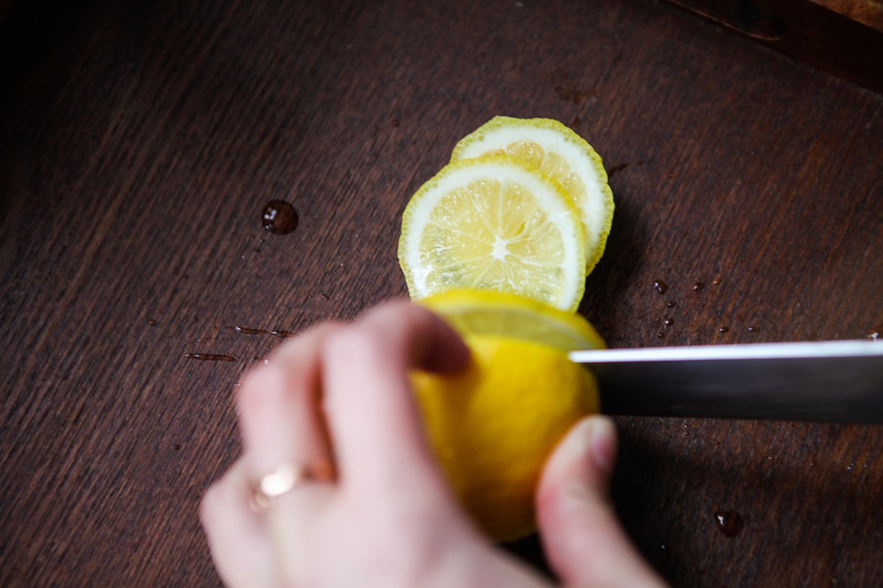 Image - lemon knife cut