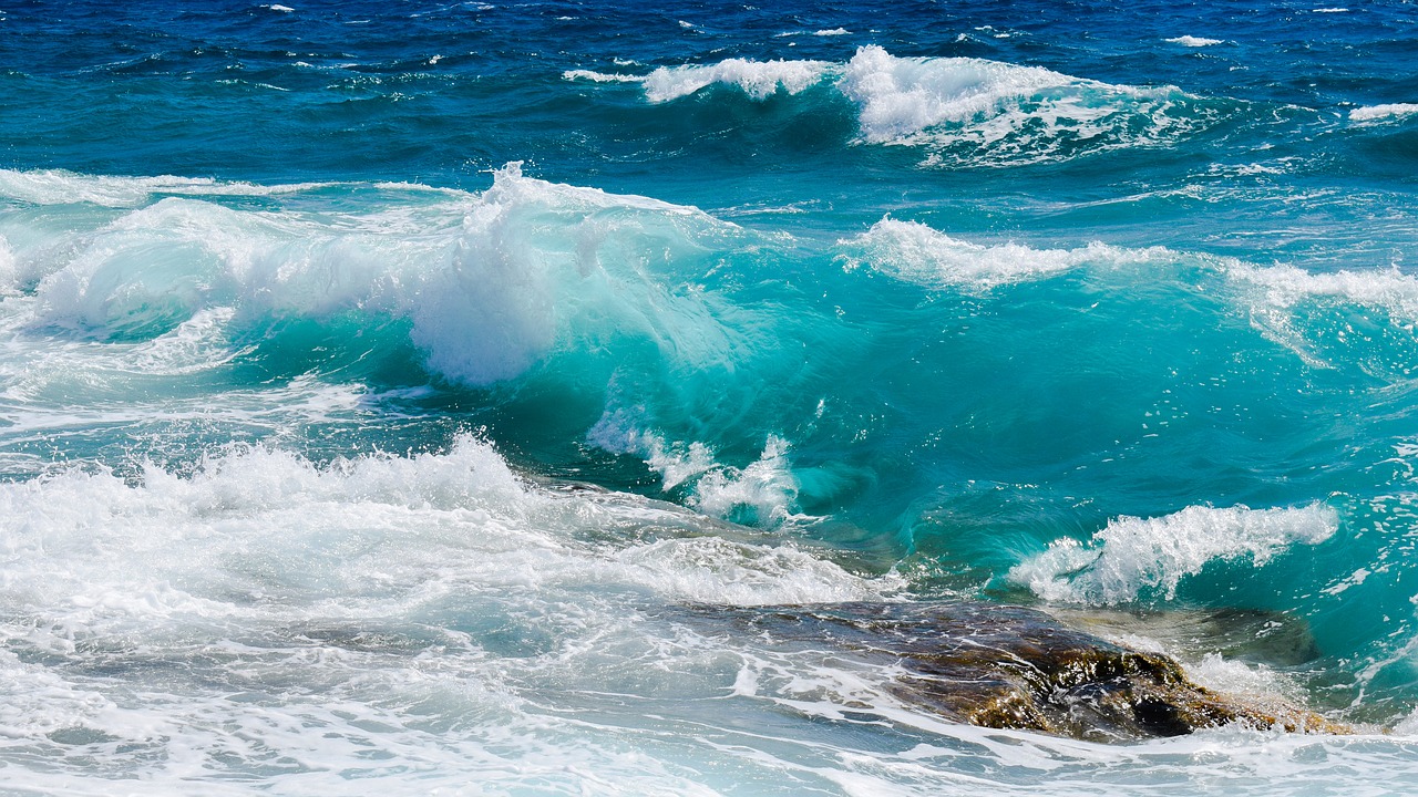 Image - wave smashing foam spray sea