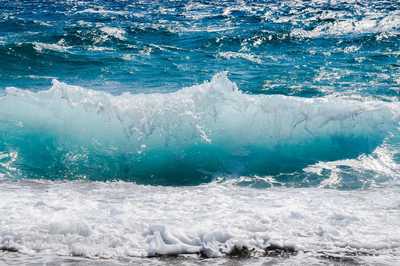 Image - wave smashing foam spray sea