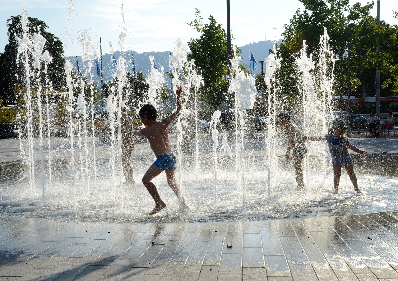 Image - children playing water fountain