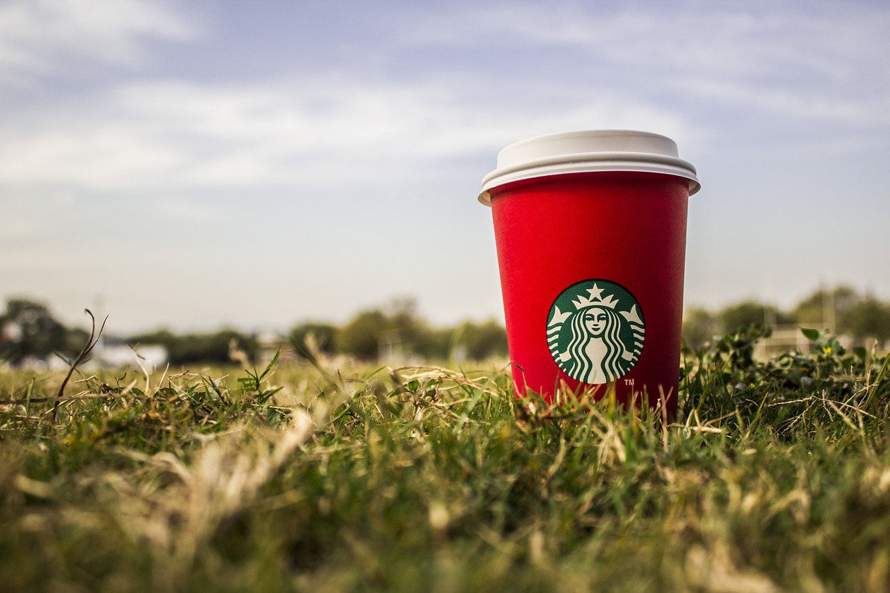 Image - starbucks christmas lawn coffee