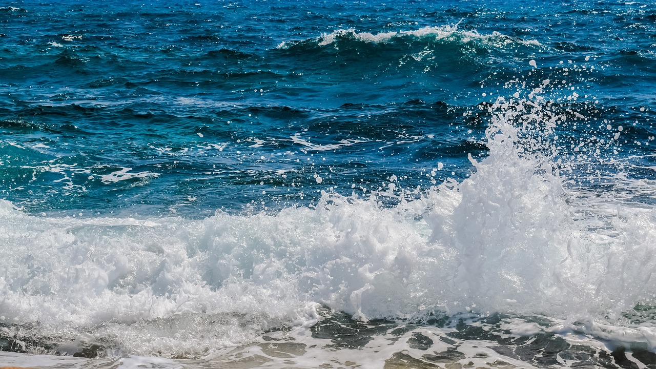 Image - wave smashing foam spray nature