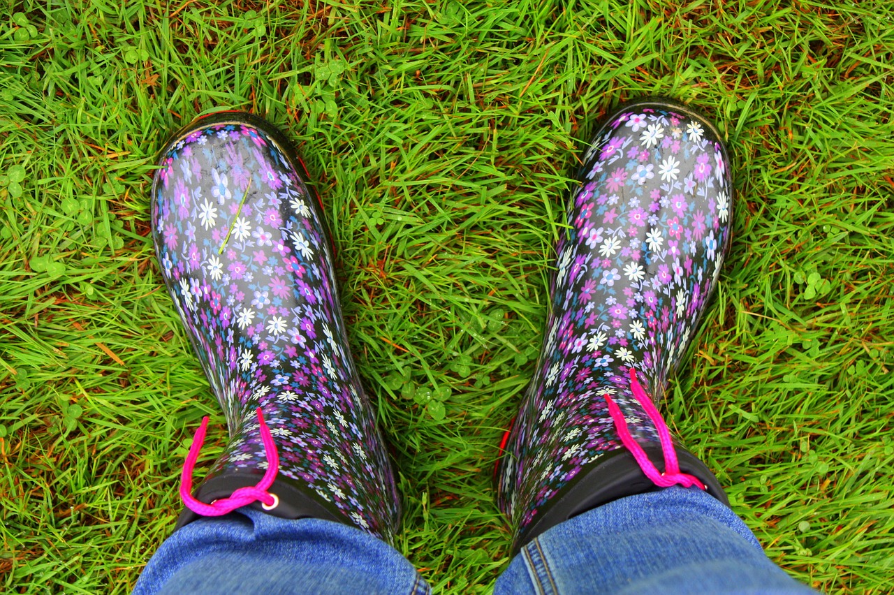 Image - rubber boots feet shoes grass