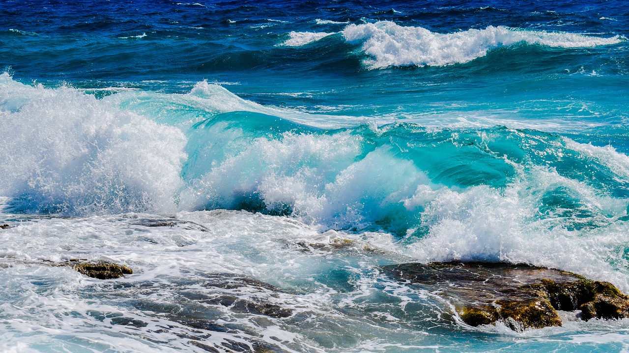 Image - wave smashing foam spray sea