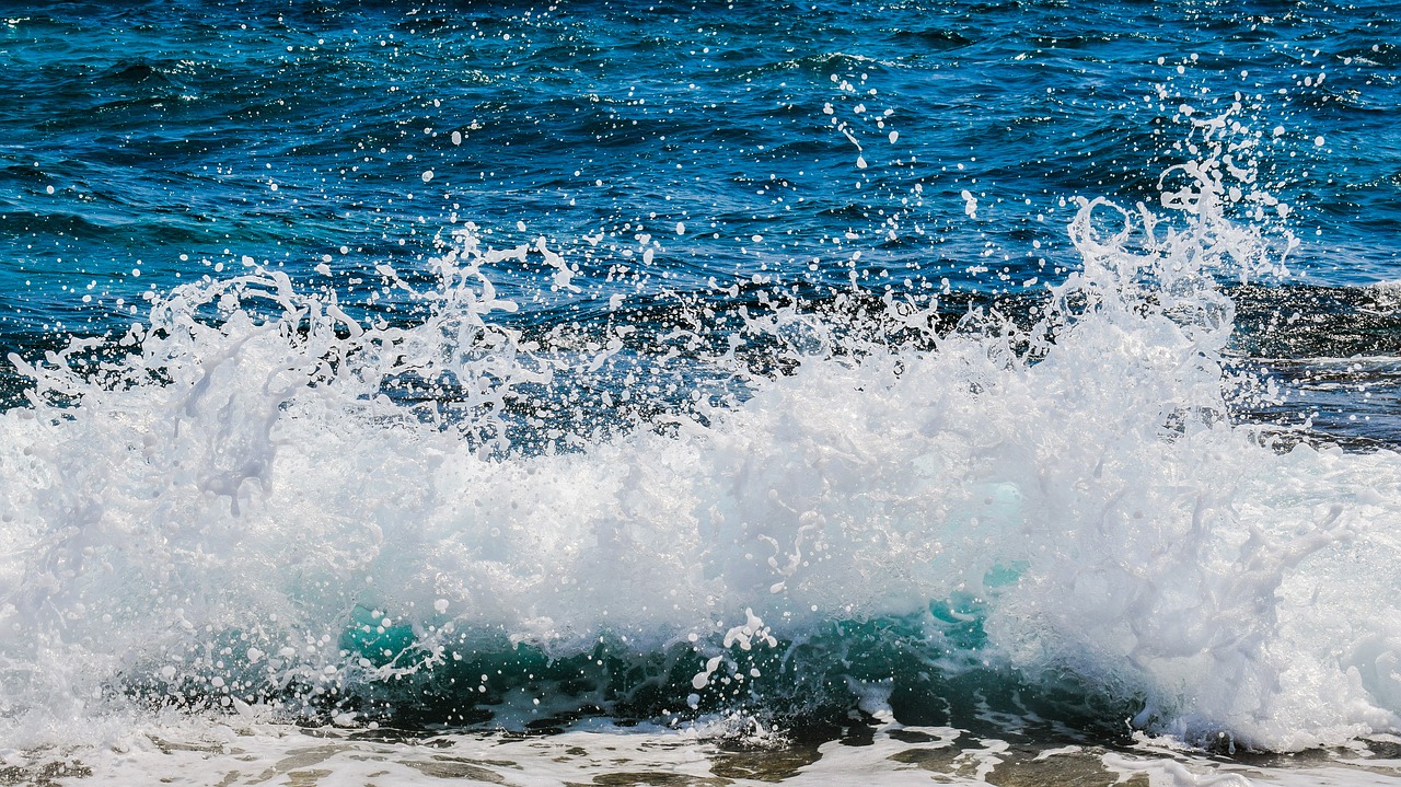 Image - wave smashing drops liquid foam