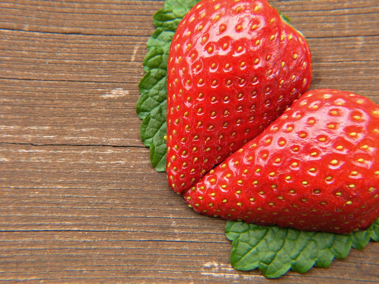 Image - strawberry heart wood mint leaves