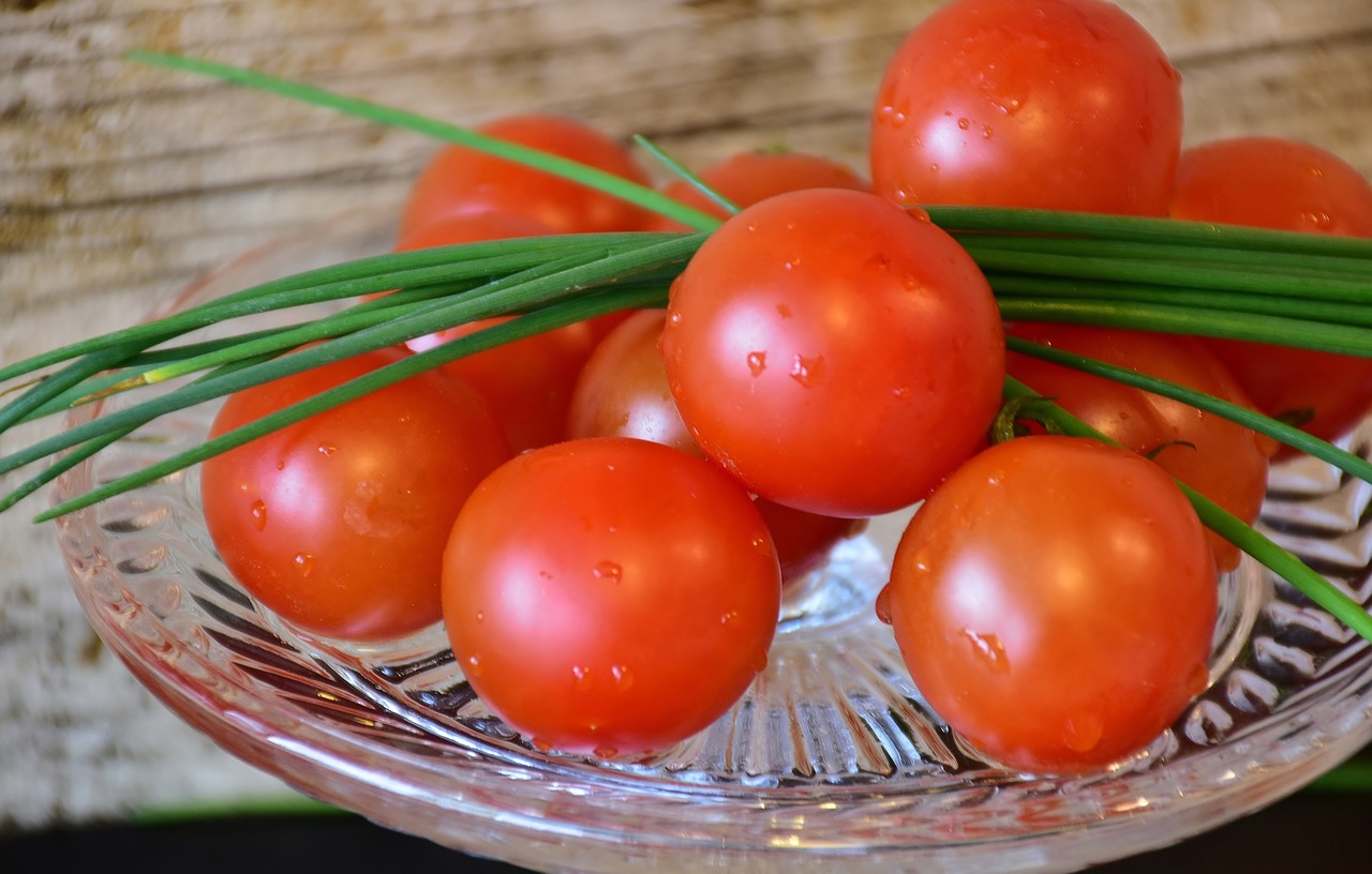 Image - tomatoes chives cocktailtomaten red