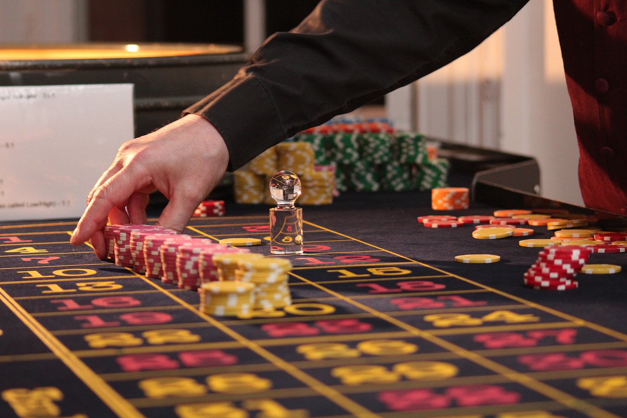 Image - roulette table chips casino game