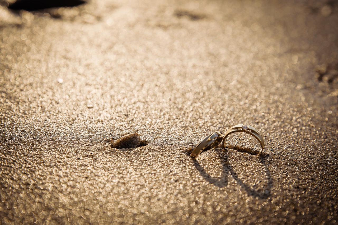 Image - coupling ring love beach sand