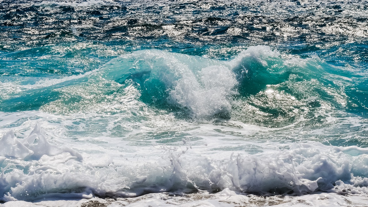 Image - wave smashing foam spray sea