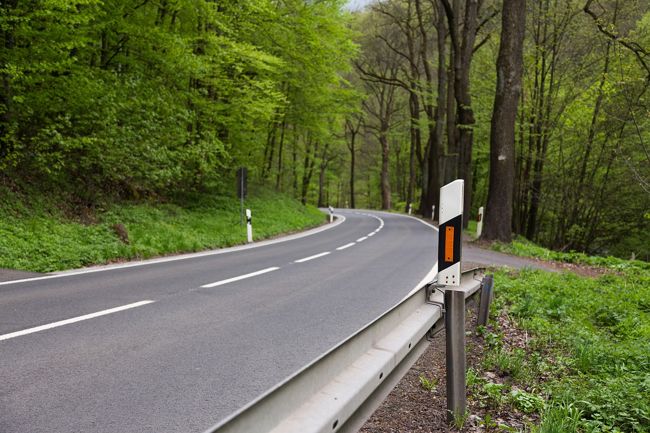 Image - delineator posts road traffic