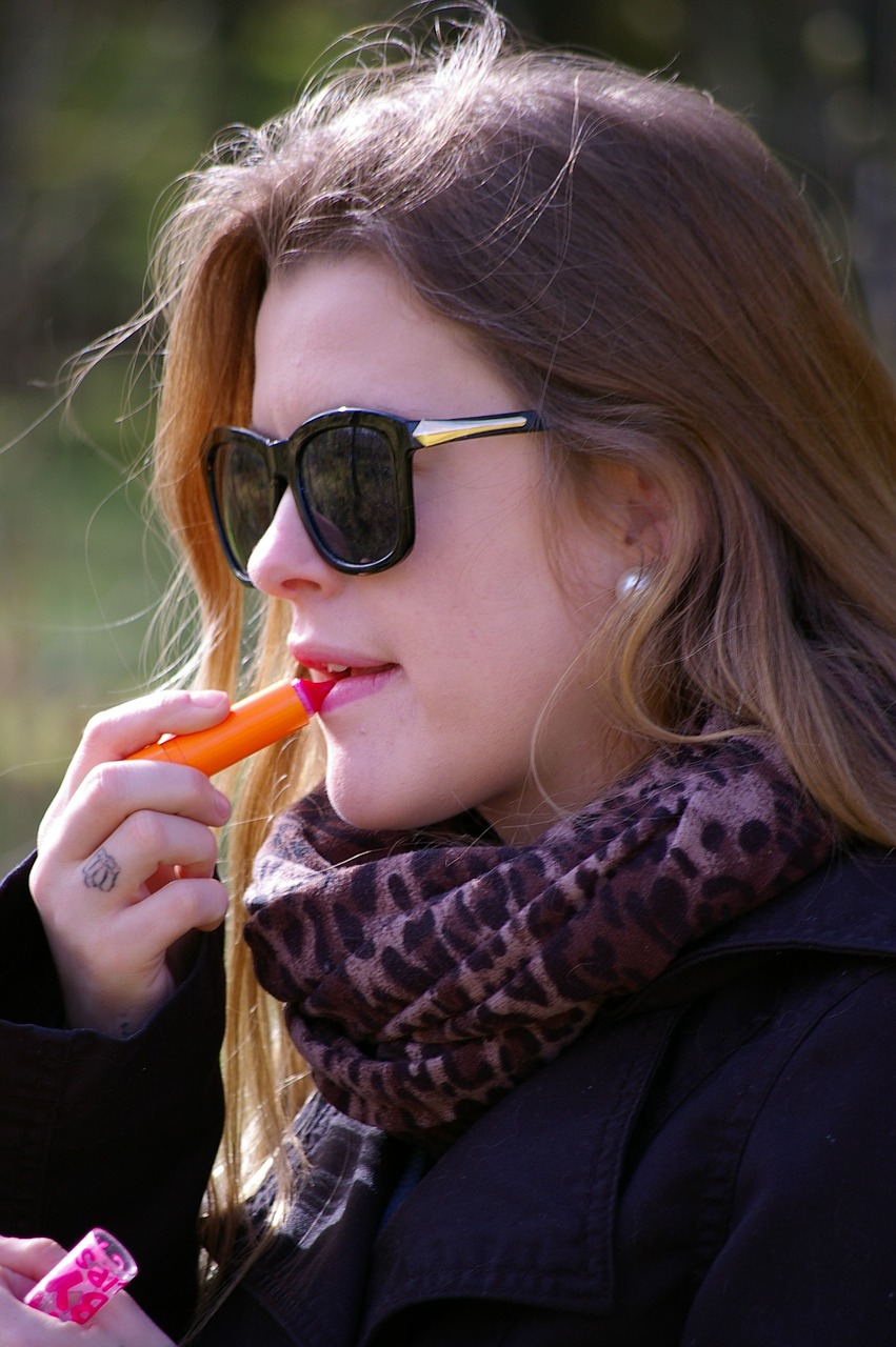 Image - woman lipstick sunglasses face