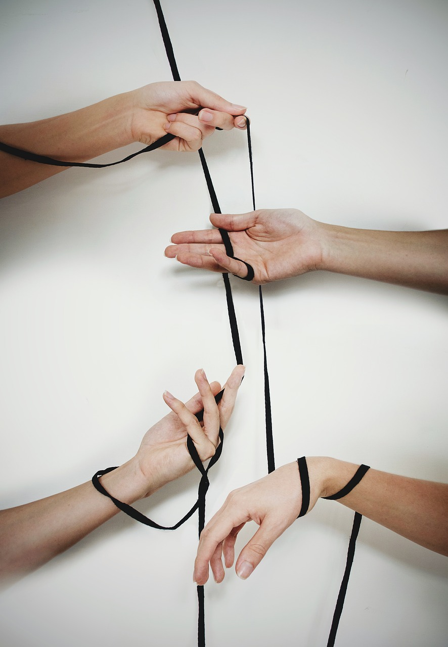 Image - hands cords lace sustained thread