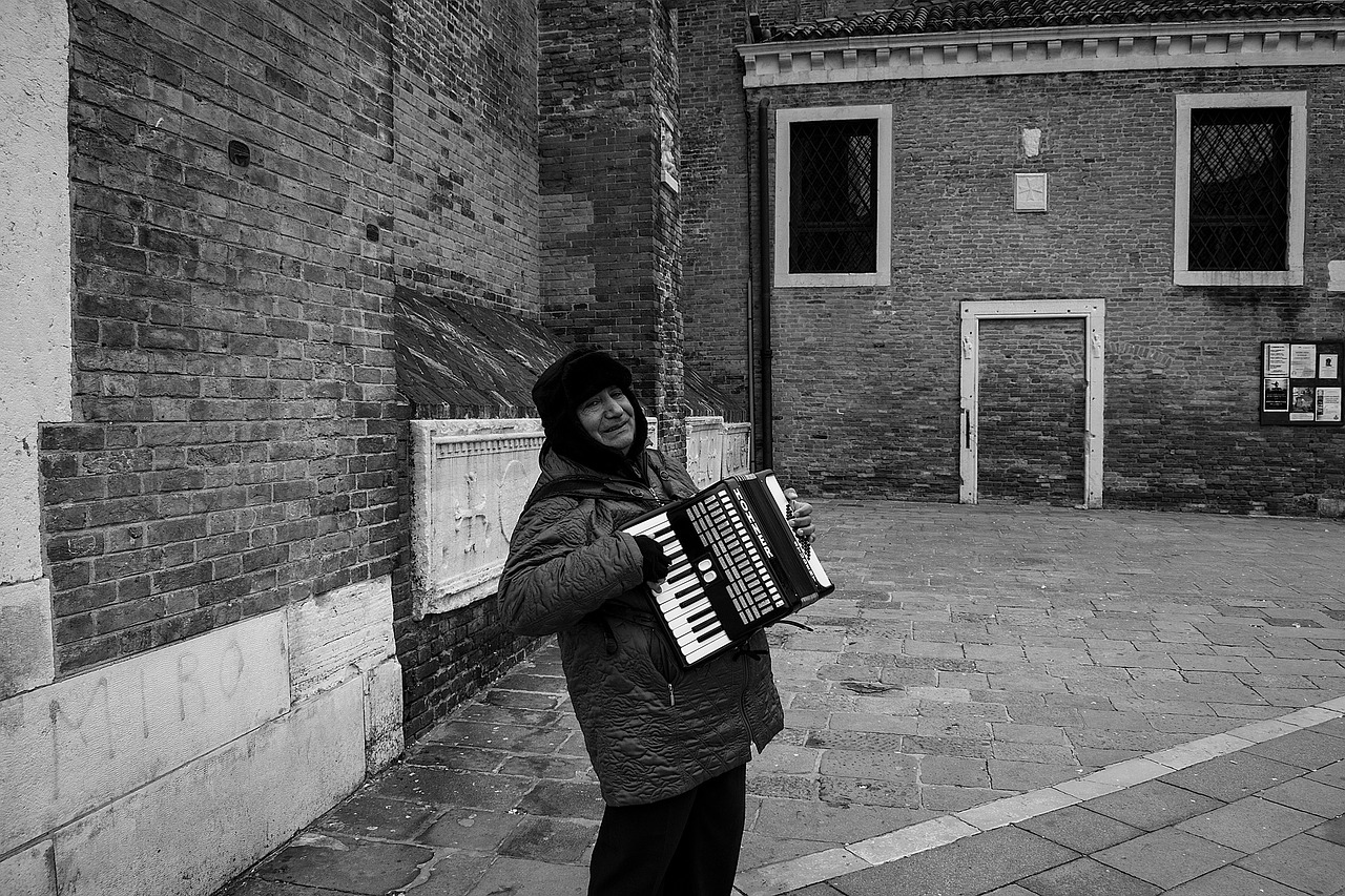 Image - old man accordion venice music