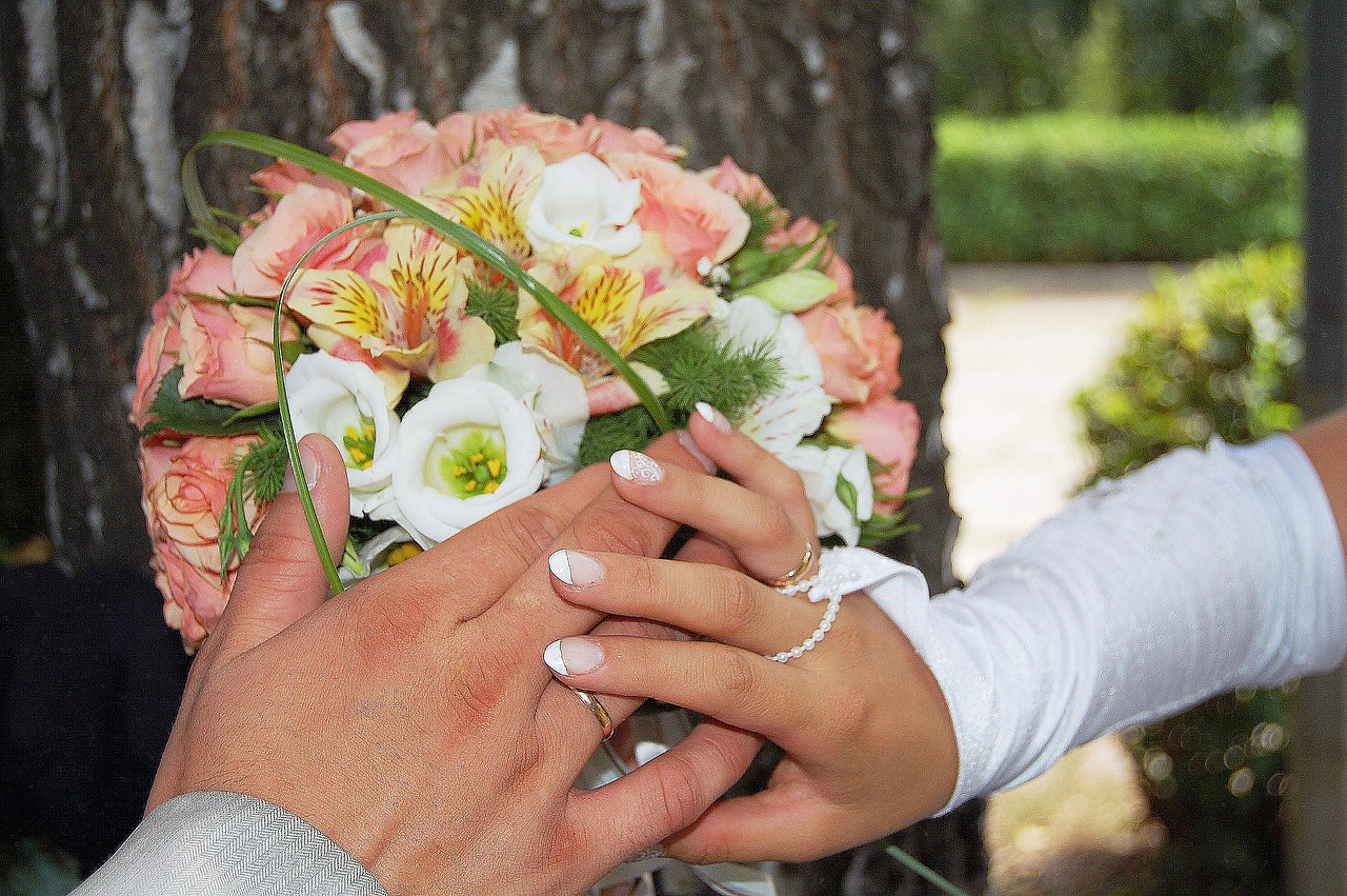 Image - wedding stroll just married nature