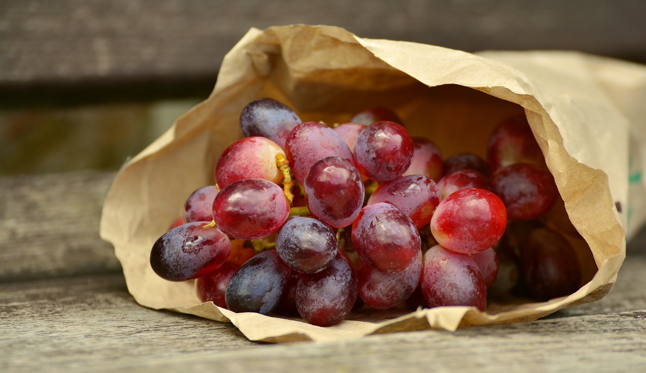 Image - grapes red grapes bag blue grapes