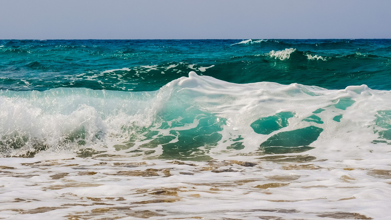 Image - wave smashing foam spray sea