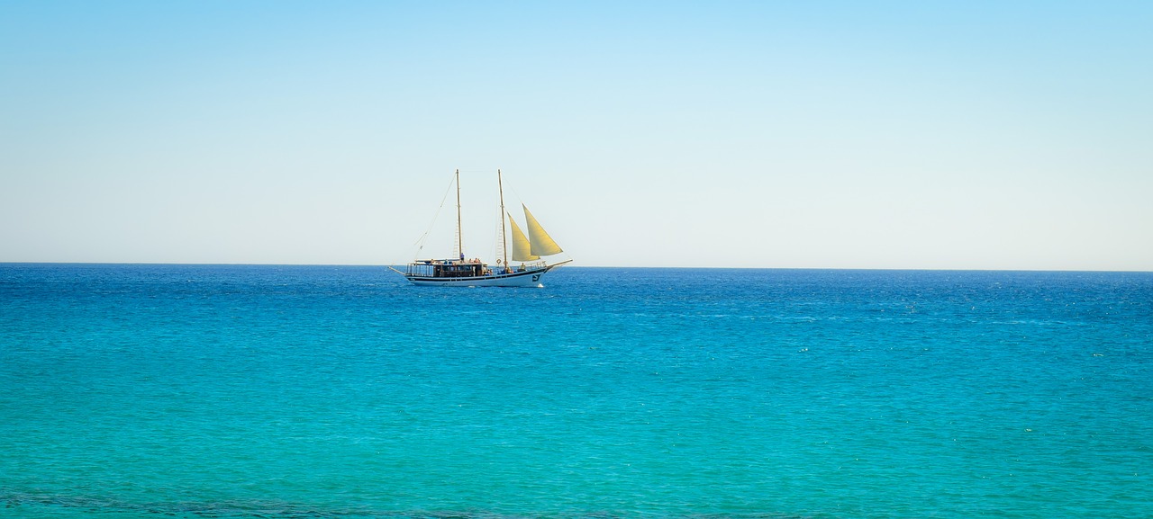 Image - cruise ship traditional sea horizon