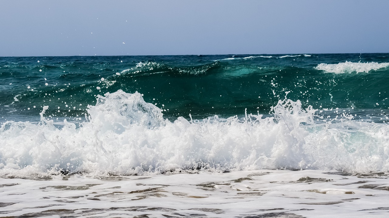 Image - wave smashing foam spray sea