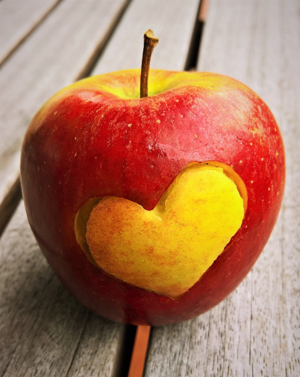 Image - apple heart fruit braeburn eat