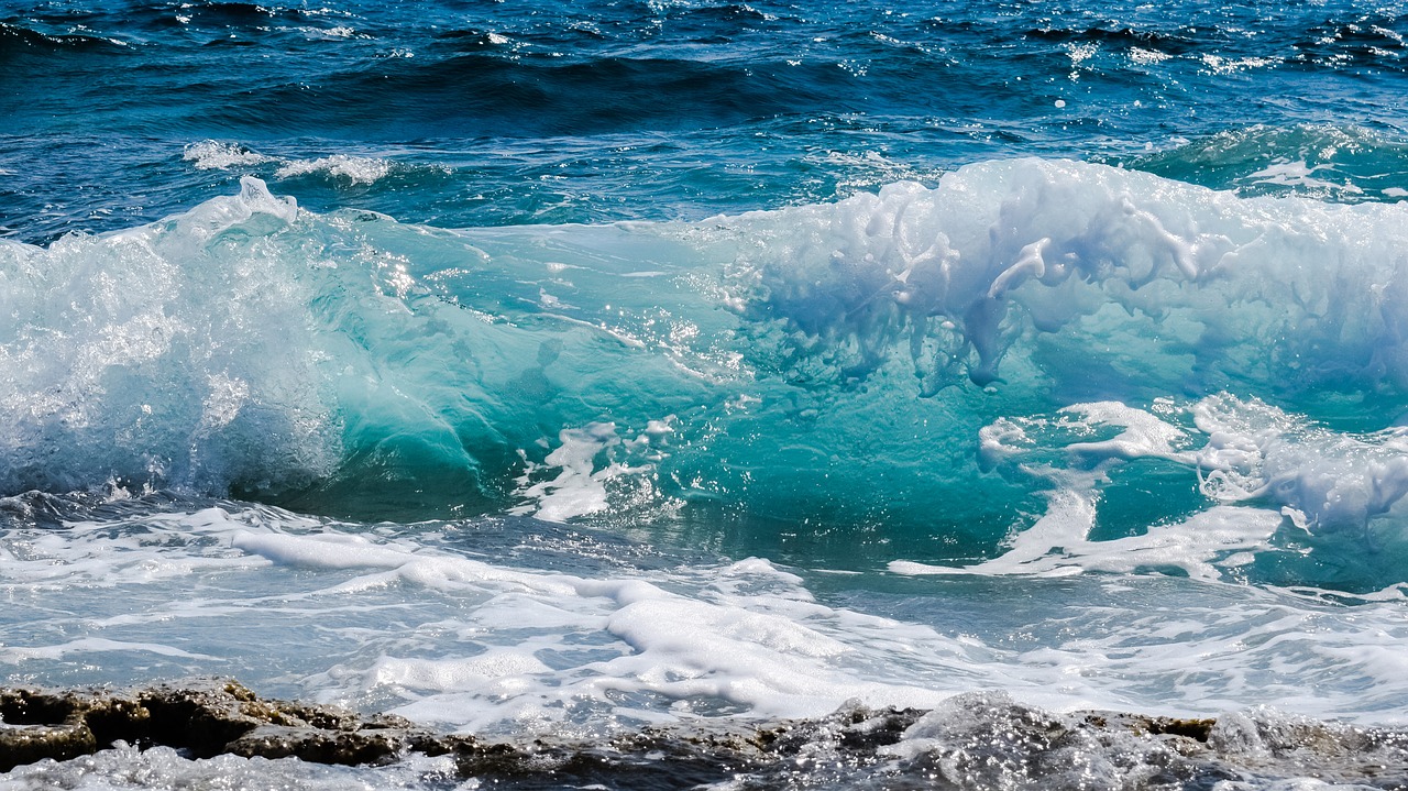 Image - wave smashing foam spray sea