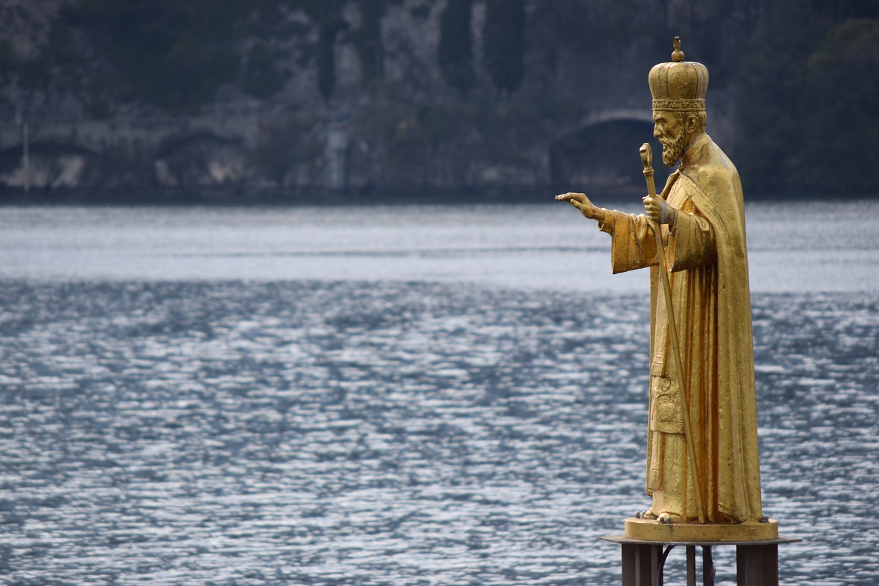 Image - statue san nicolò lecco lake