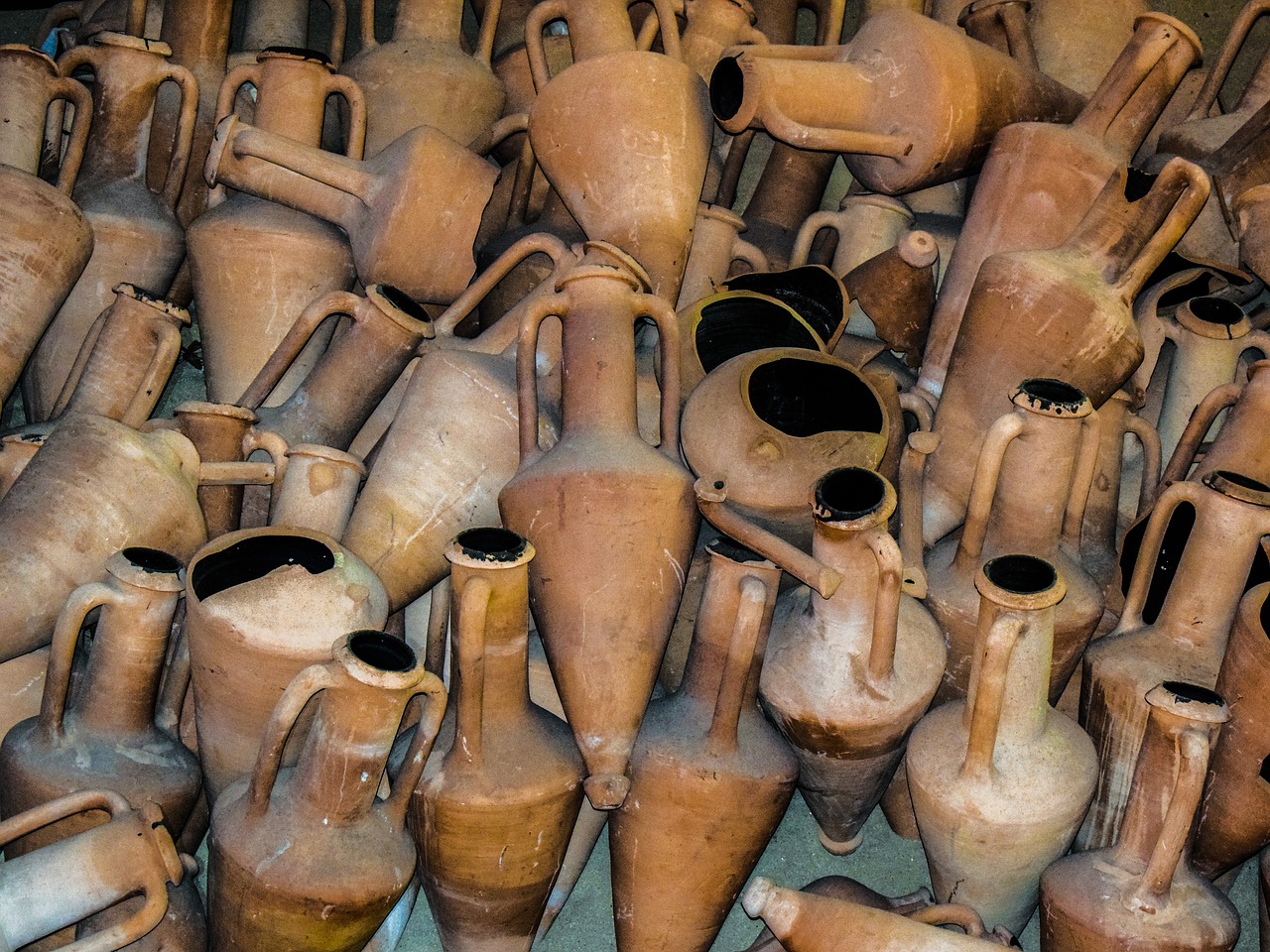 Image - amphorae clay ancient shipwreck