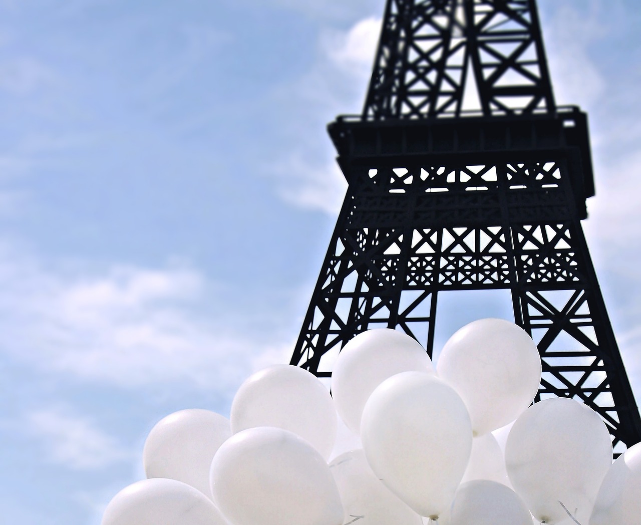 Image - eiffel tower ballons balloons sky