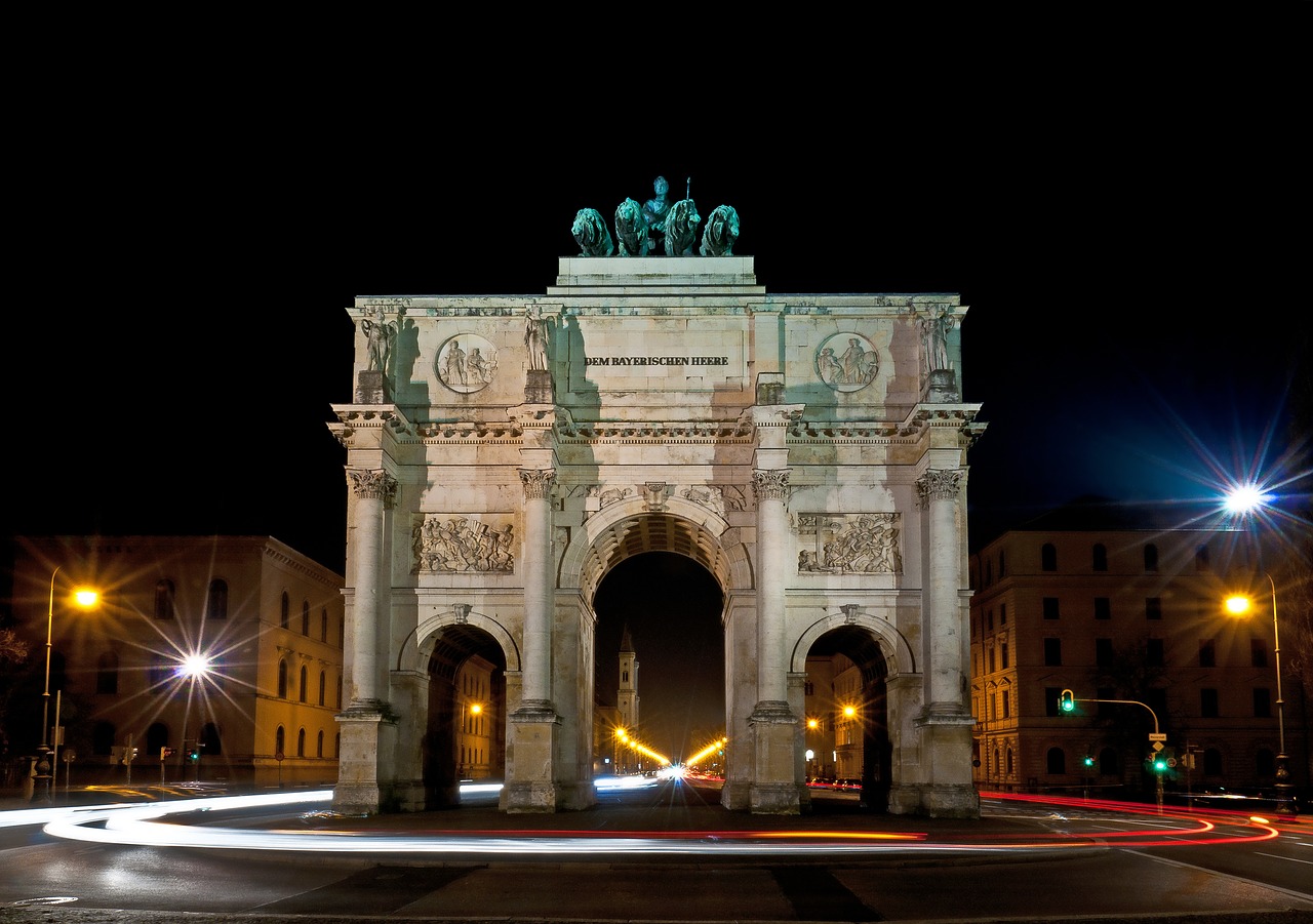Image - munich siegestor night photograph