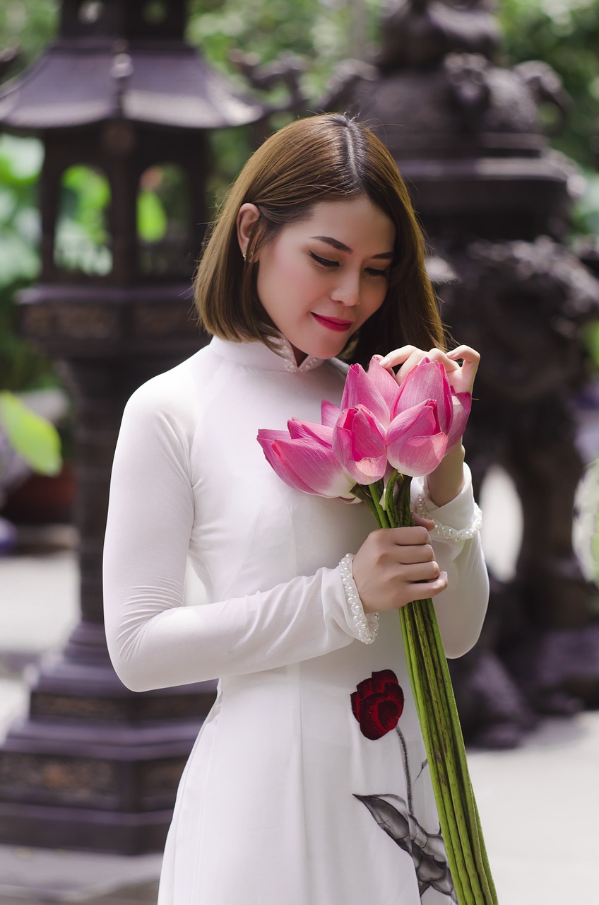 Image - women aodai flower white