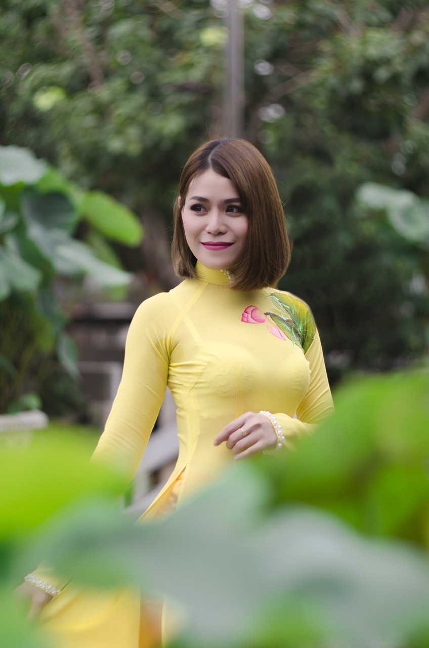 Image - women aodai flower yellow