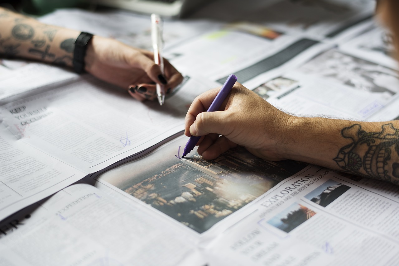 Image - hands marker marking news