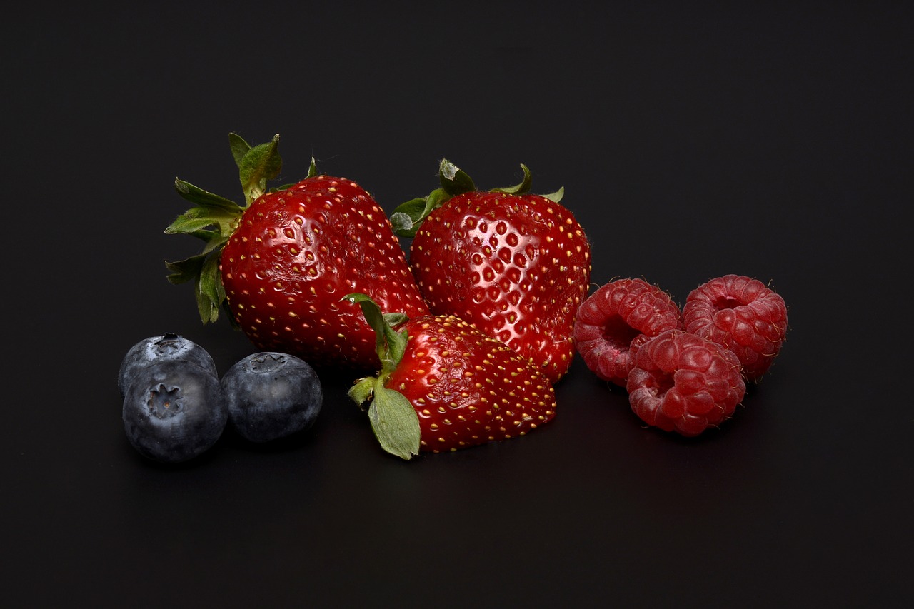 Image - strawberries blueberries raspberries