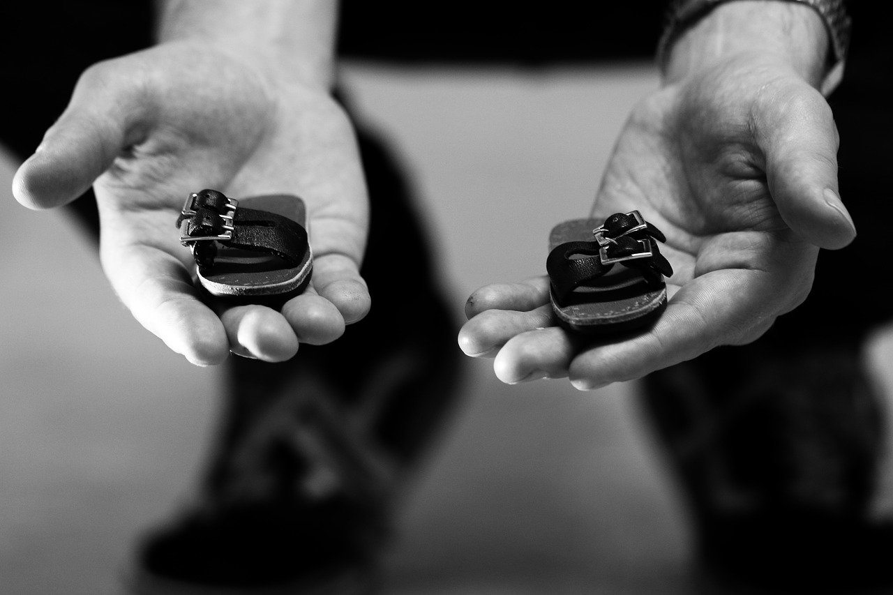 Image - shoes sandal hand man summer