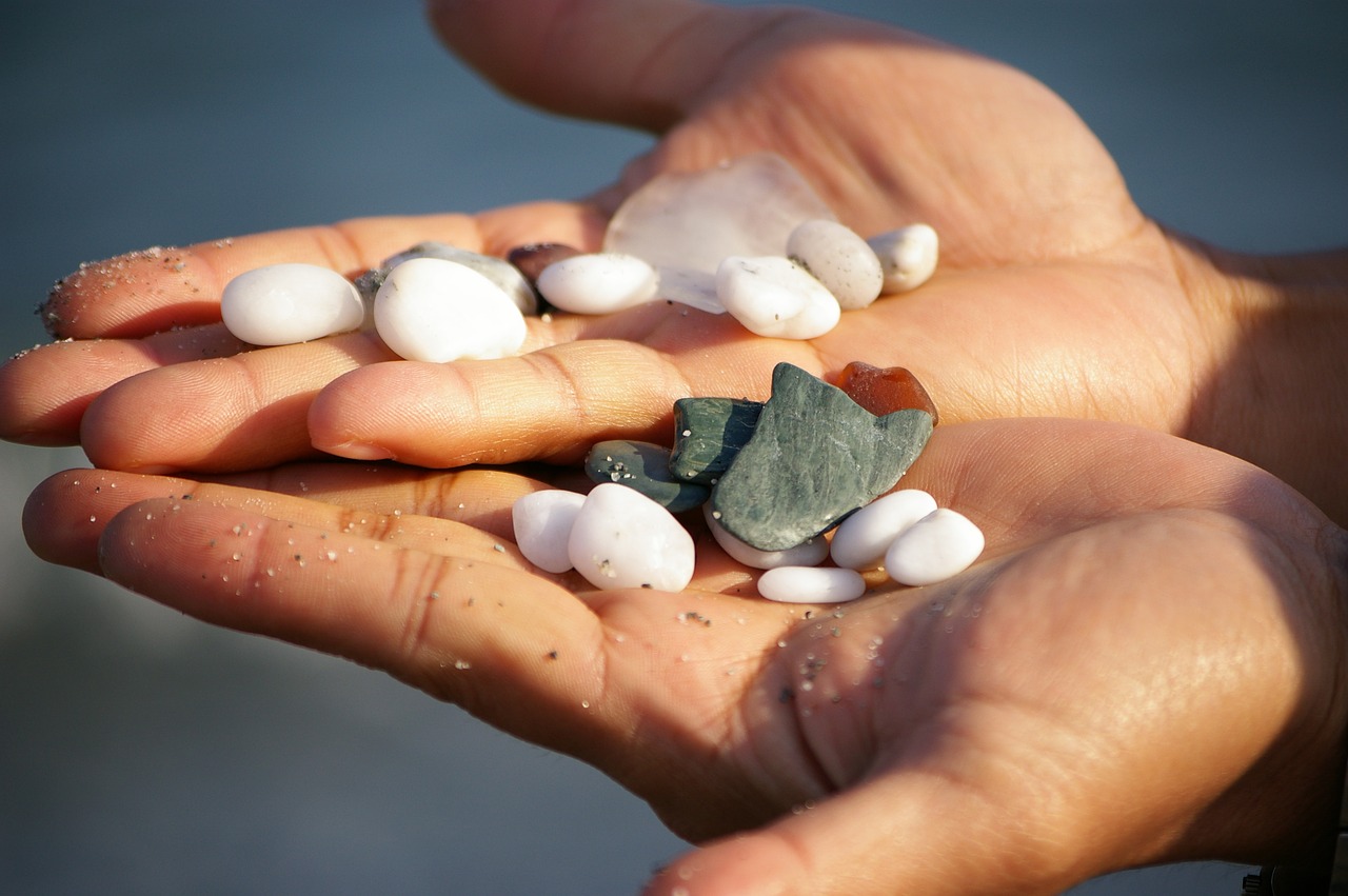 Image - hands beach treasure summer sea