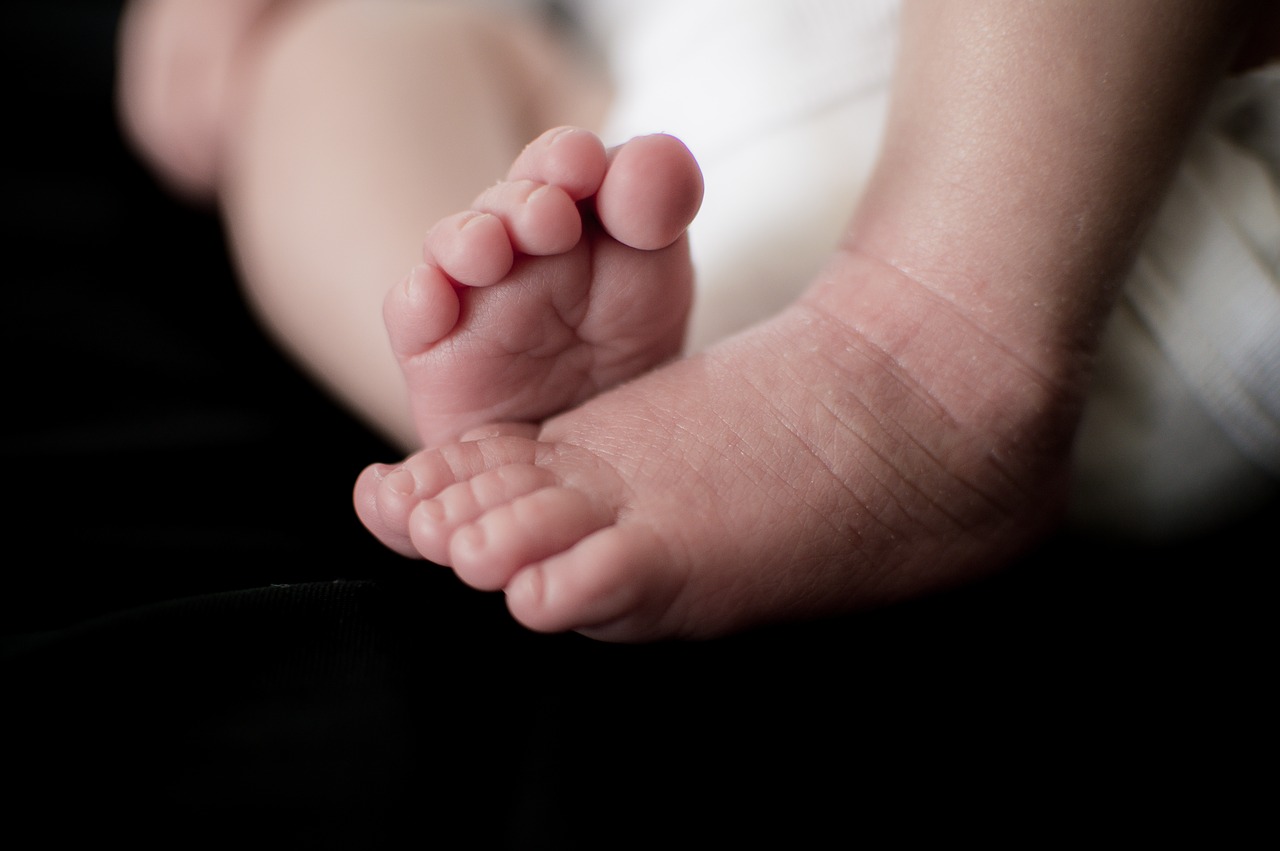 Image - baby toes feet newborn