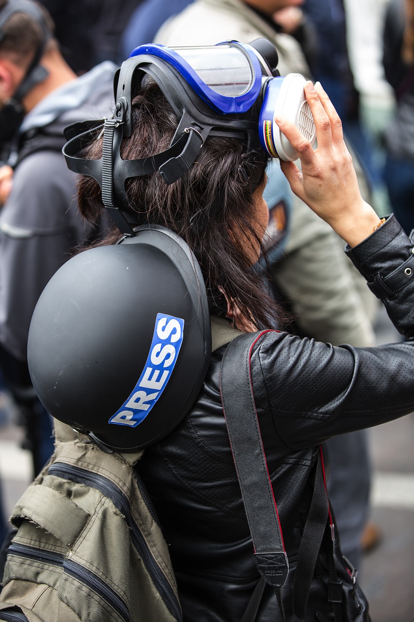 Image - press violence gas mask journalist