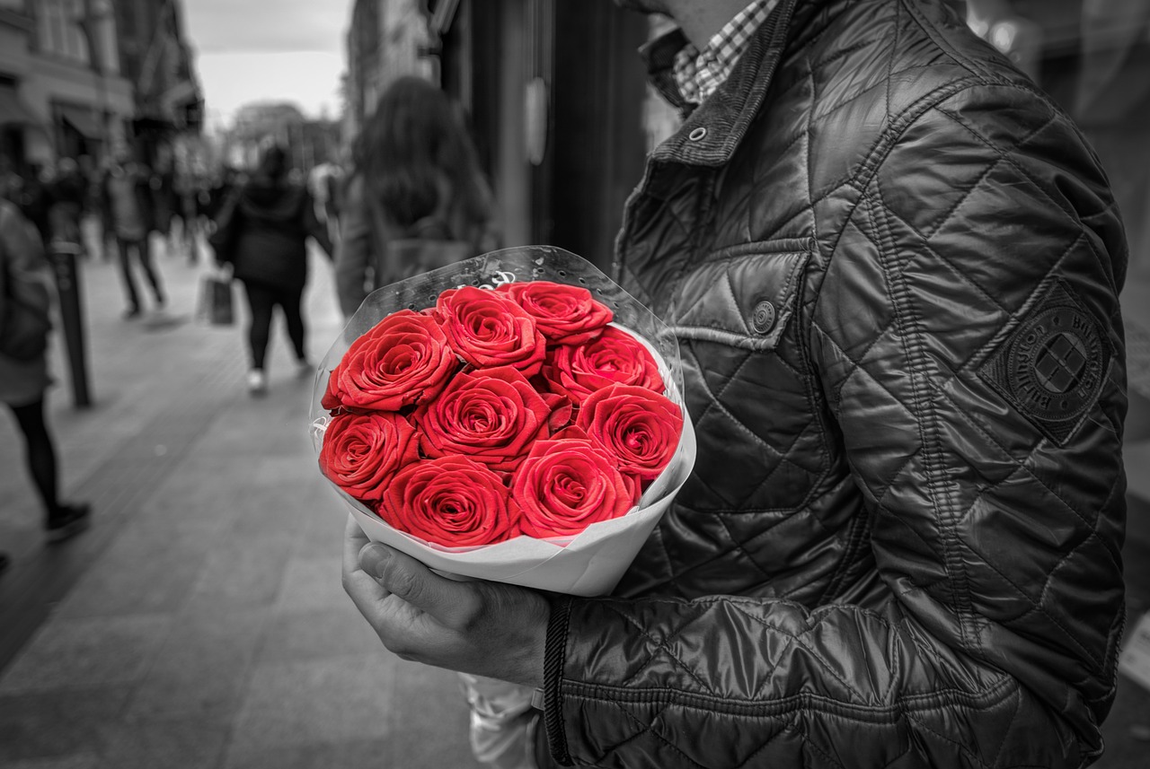 Image - holding red roses romance love man