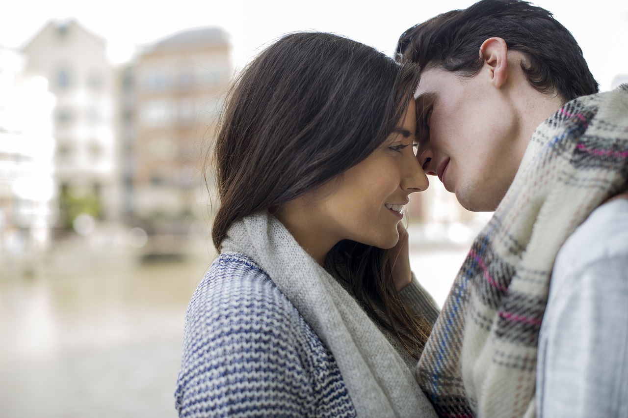 Image - kissing couple love romance kiss