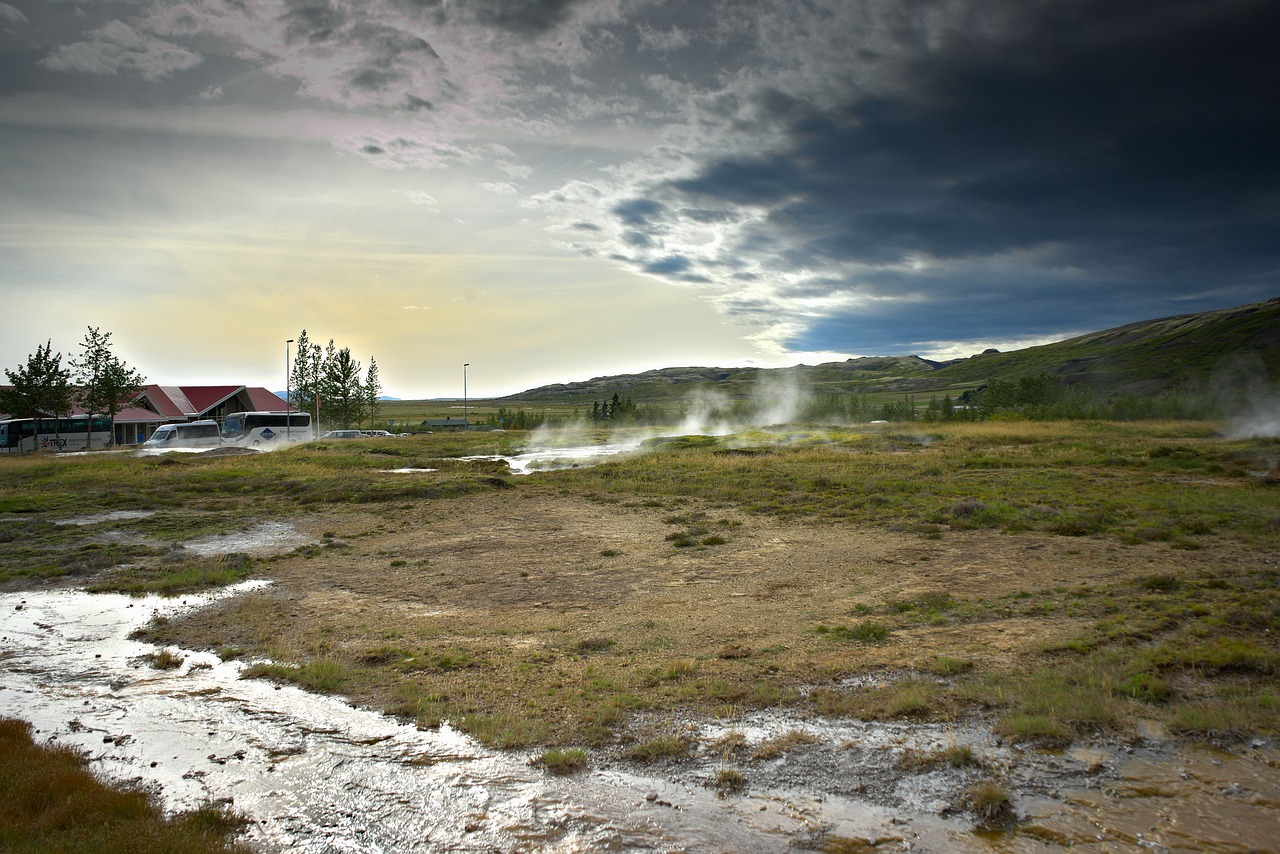 Image - iceland dramatic geyser