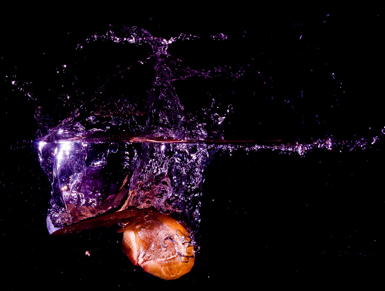 Image - water splash drip red fruits wet