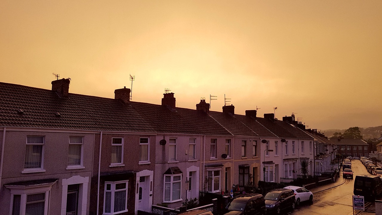 Image - terraced houses fog