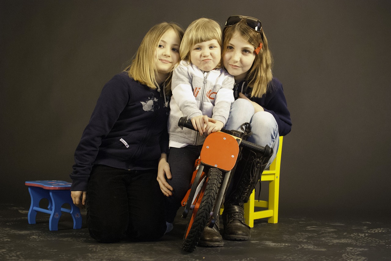 Image - sisters tree girls young sitting