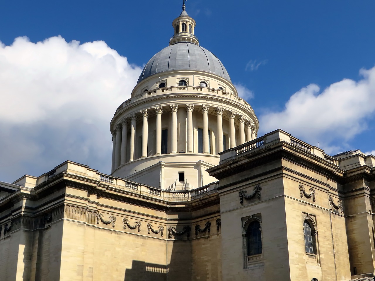Image - paris pantheon museum tomb shows