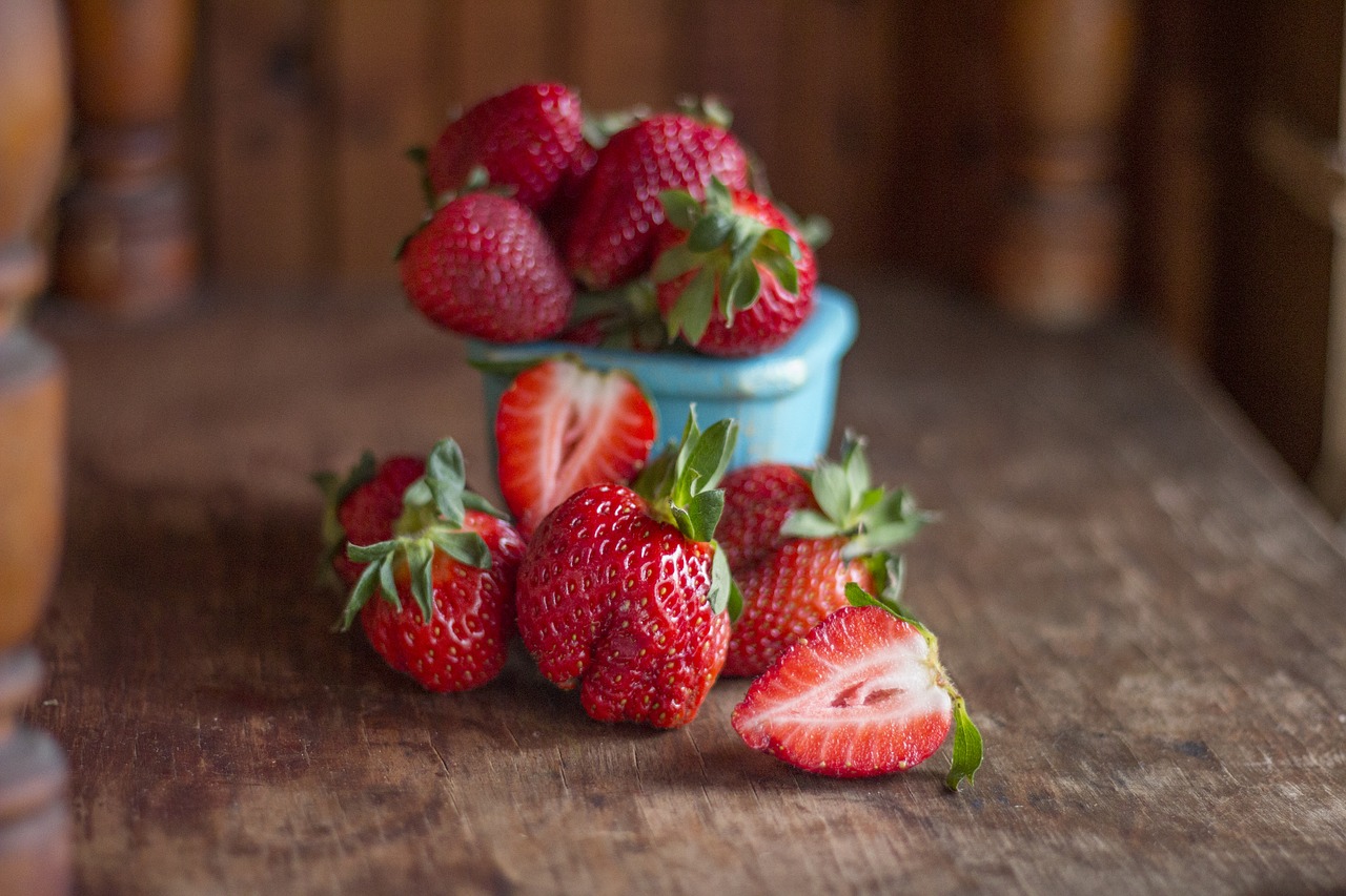 Image - strawberry cup table