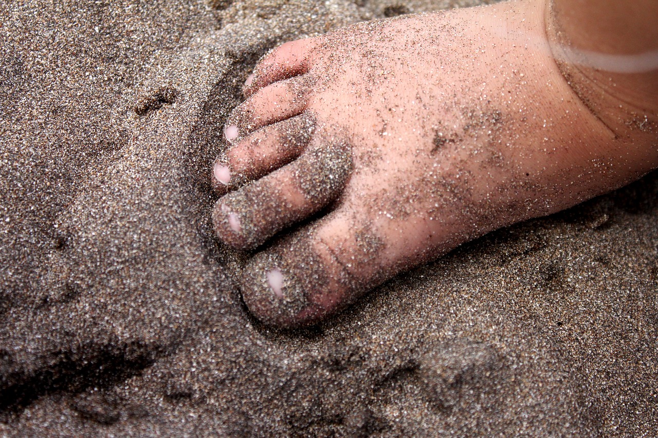 Image - feet bebe sand fingers nail child