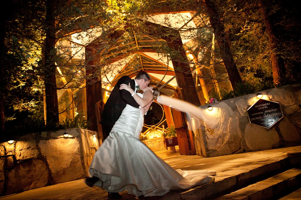 Image - wedding marriage bride groom kiss