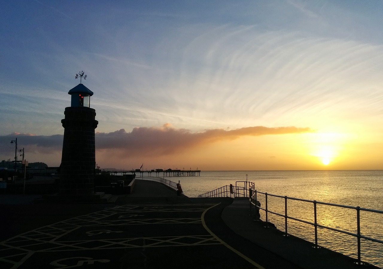 Image - teignmouth uk beach lighthouse
