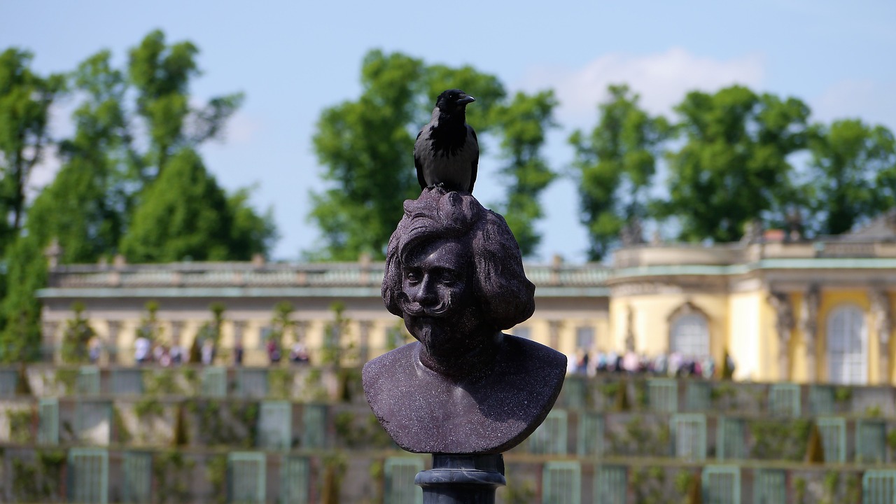 Image - statue head sculpture man crow