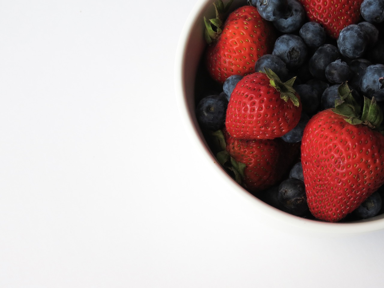 Image - fruit fruit bowl red blue healthy